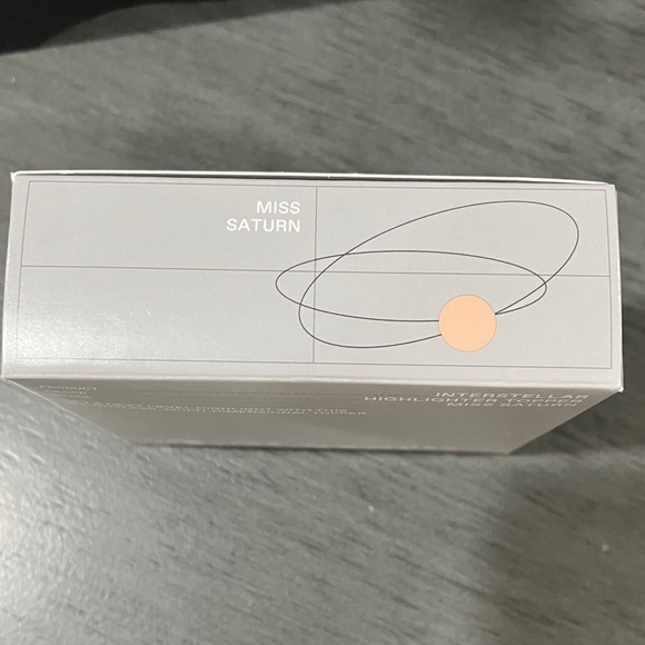 r.e.m. beauty Interstellar Highlighter Topper Miss Saturn - Picture 3 of 4